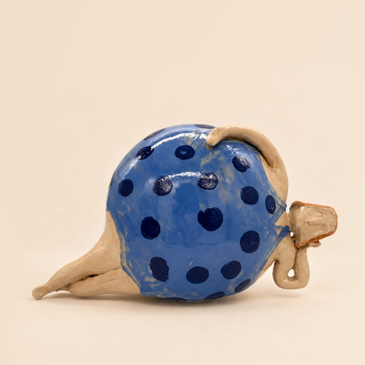 Martina pensando · azul con lunares marinos