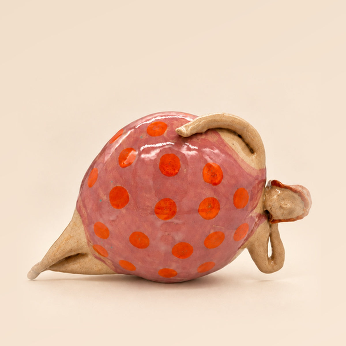 Martina pensando · rosa con lunares naranjas