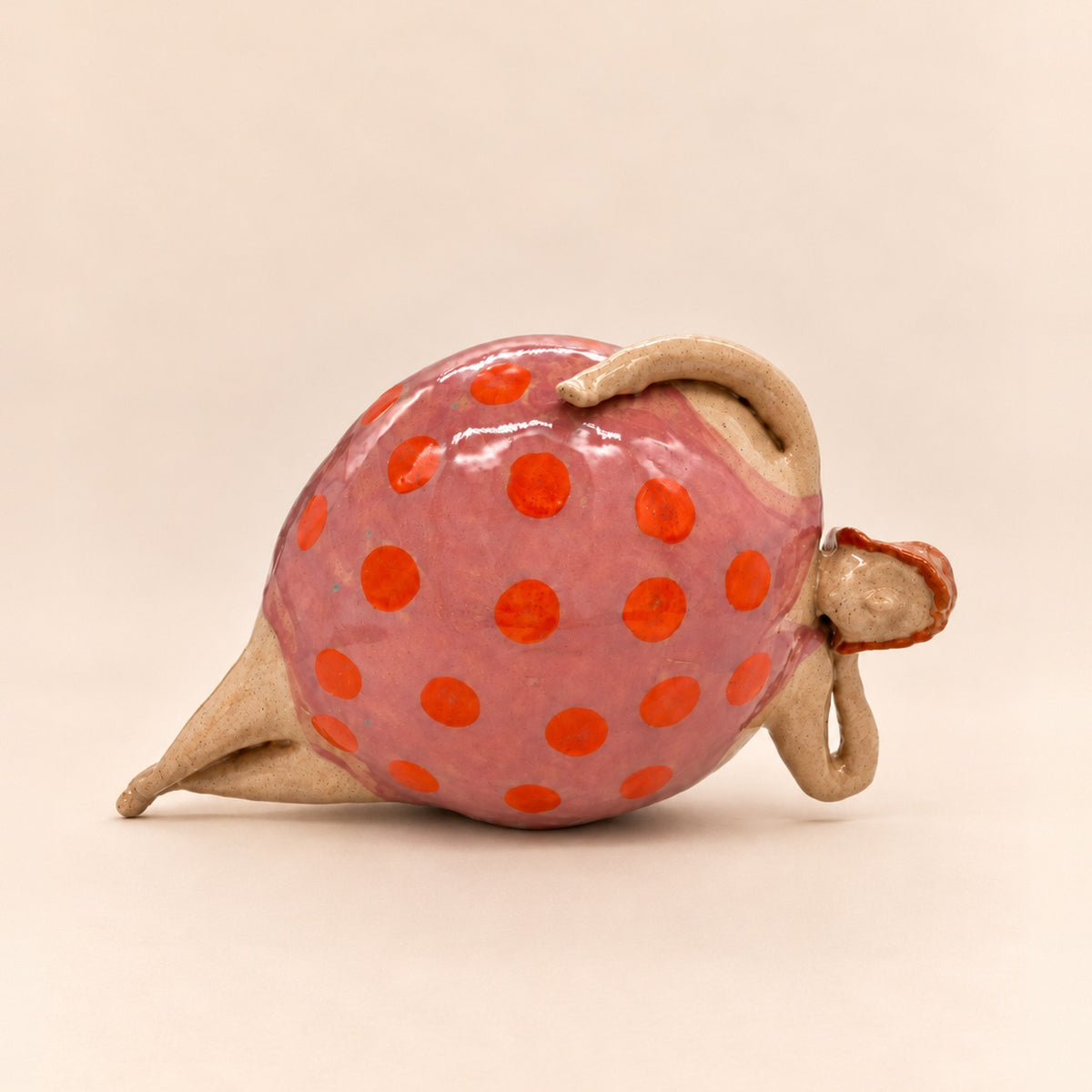 Martina pensando · rosa con lunares naranjas