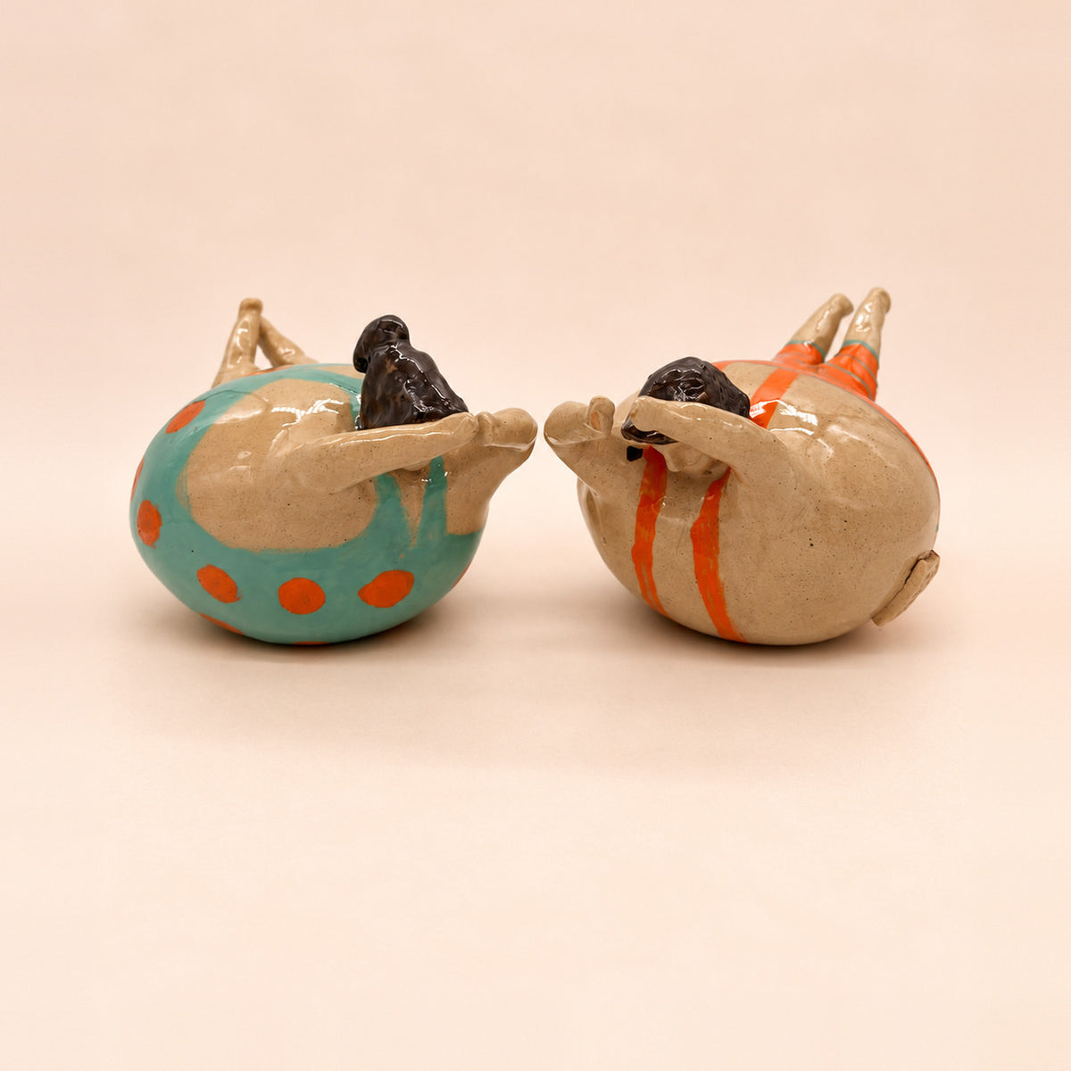 Pareja de bañistas de cerámica, turquesa con lunares y naranja de rayas